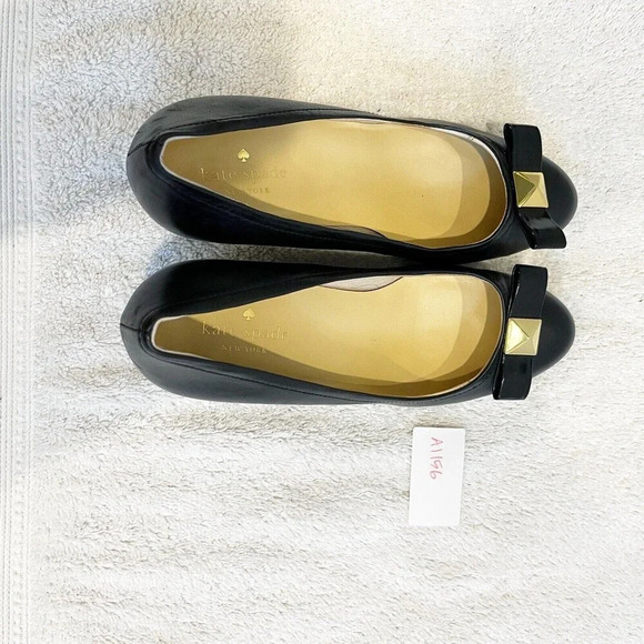 Kate Spade Black Patent Leather Wedge Heels Womens 8M Gold Metal Bow Detail - Picture 2 of 16
